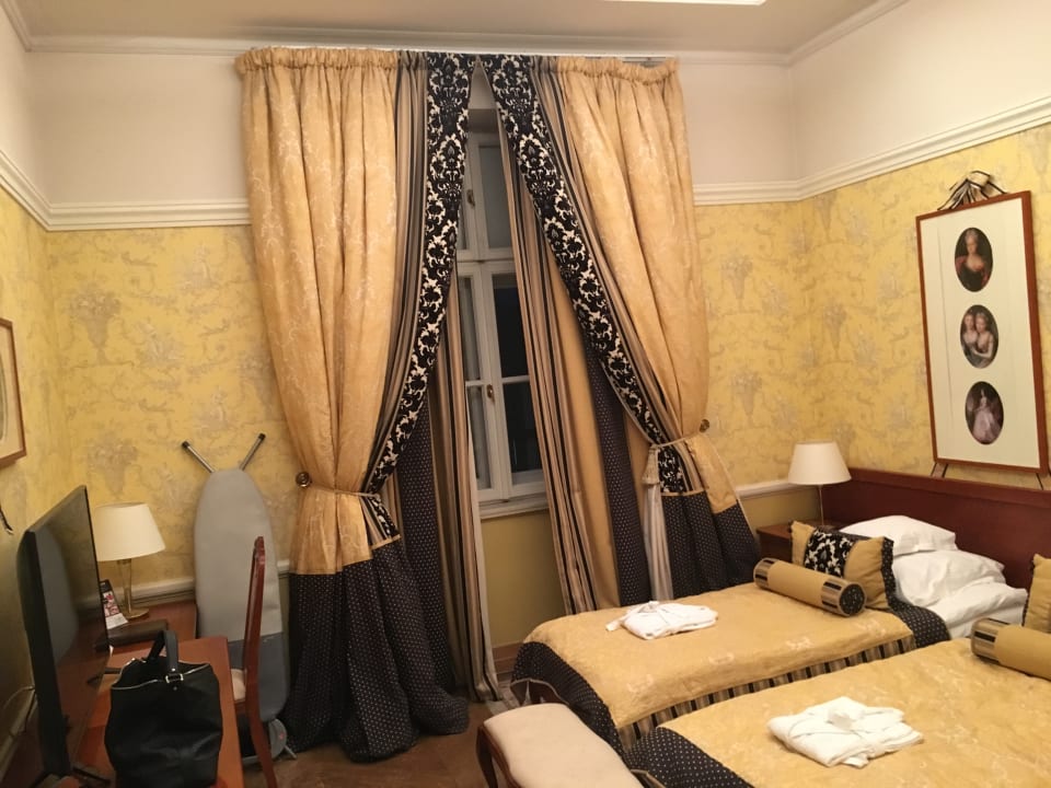 Zimmer The Bonerowski Palace