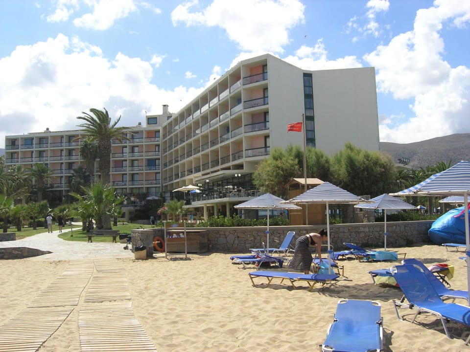 Blick vom Strand zum Hotel Calimera Sirens Beach