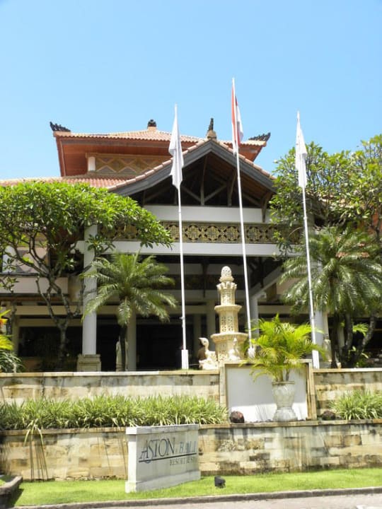 Von der Straße aus Nikko Bali Benoa Beach