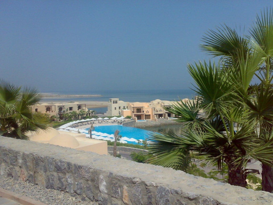Ausblick auf den Hauptpool The Cove Rotana Resort