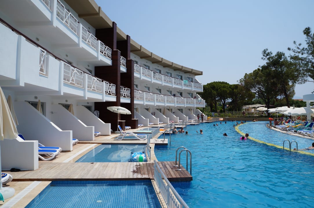 Uitzicht van op ons terras junior pool suite Ephesia Holiday Beach Club