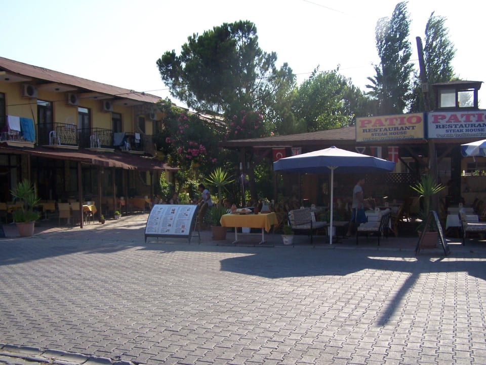 Patio von der Straßenseite aus Hotel Patio