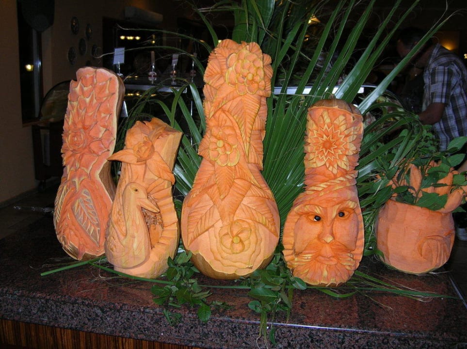 Verziertes Buffet mit geschnitzten Skulpturen Club Grand Side