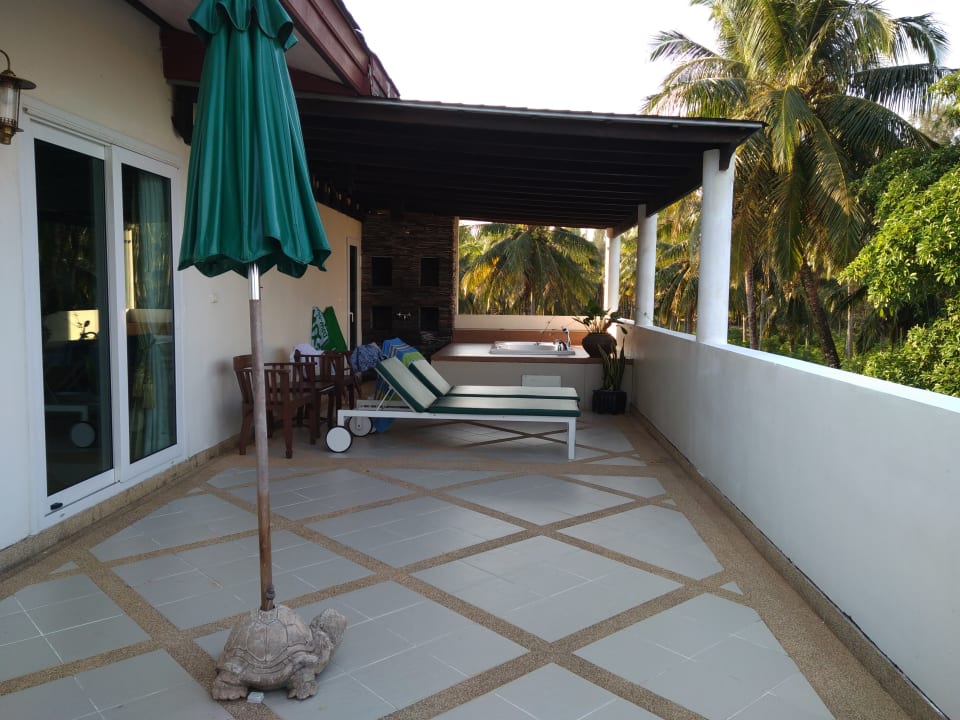 Terrasse mit Jacuzzi und Liegen Khaolak Orchid Beach Resort