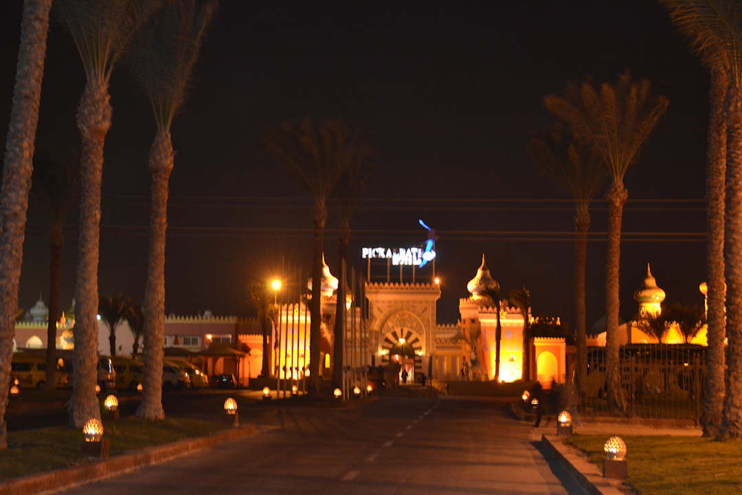Ausseneingang am Abend Pickalbatros Alf Leila Wa Leila Resort - Neverland Hurghada