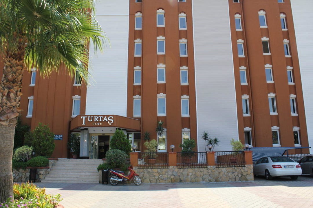 Eingang Club Turtas Beach Hotel
