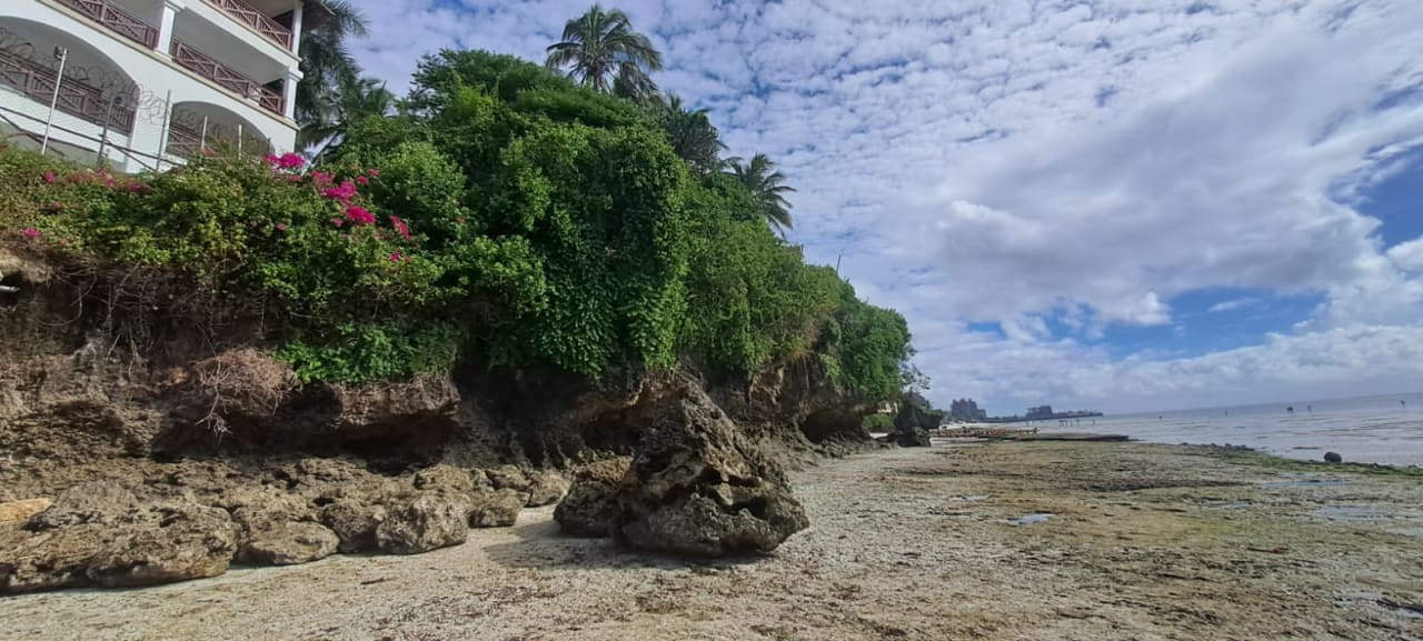 Strand Bahari Beach Hotel