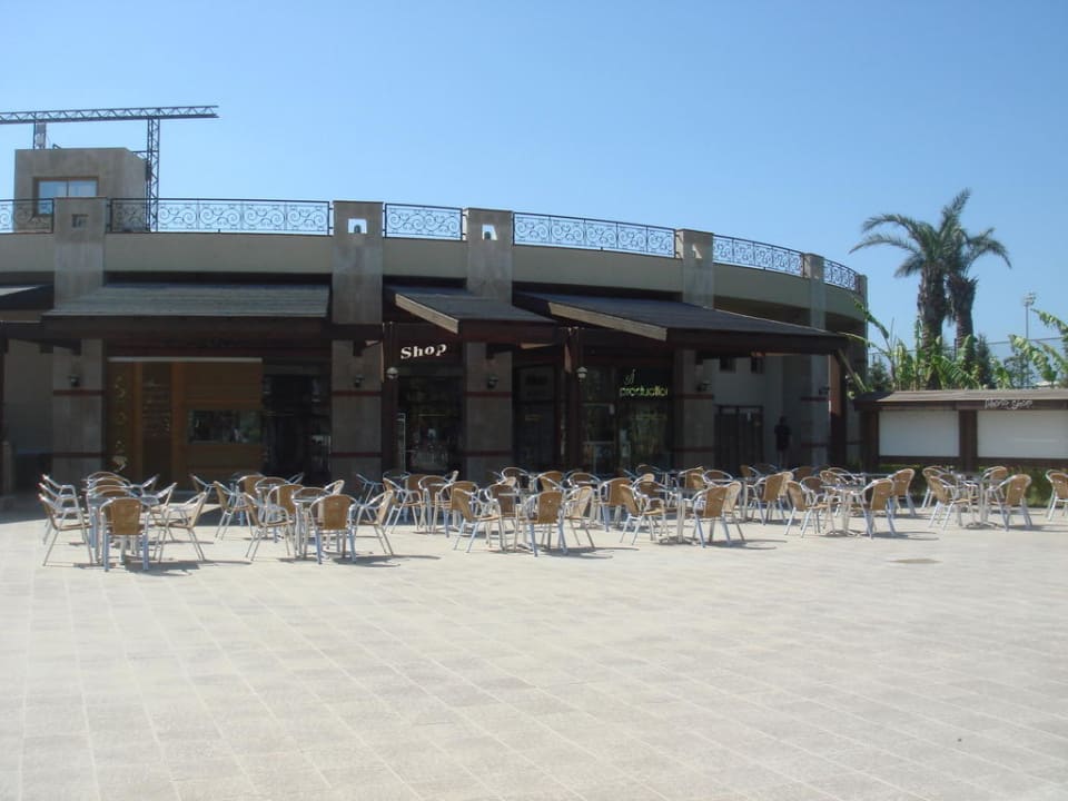 Poolbar und Geschäfte Hotel Miracle Resort