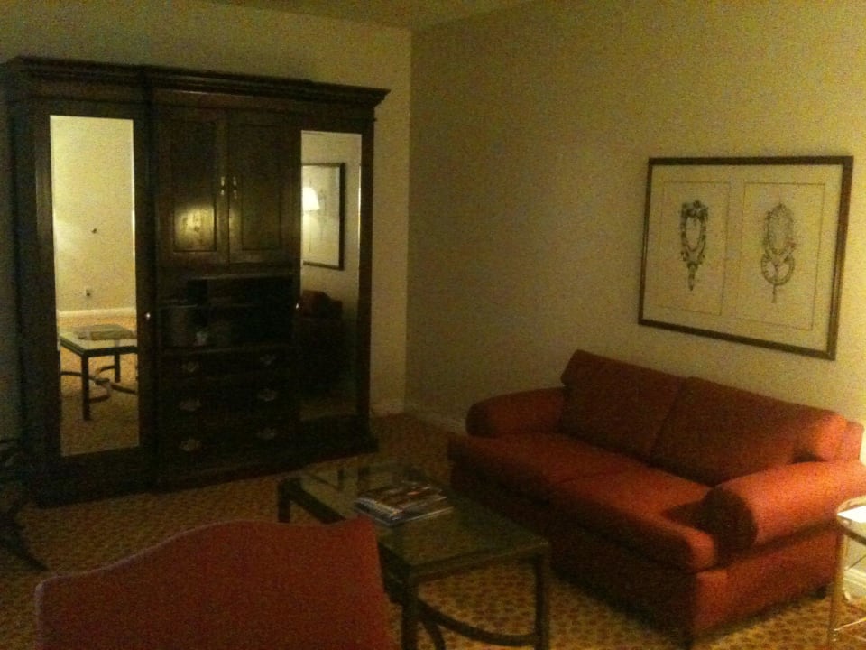 Sitzecke mit TV im Schrank Camino Real Hotel El Paso