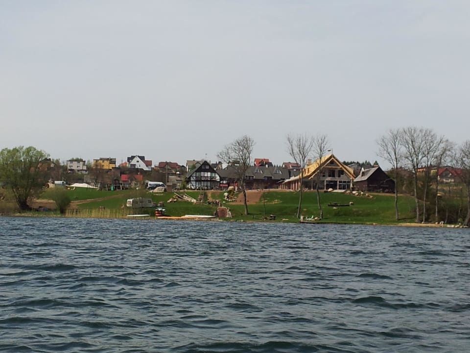 Widok na hotel od strony jeziora Agroturystyka U Chlopa