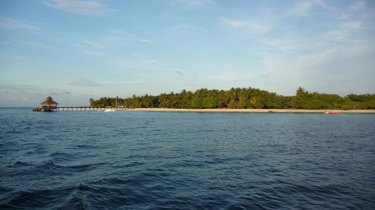 Insel vom Dhoni aus NH Collection Maldives Reethi Resort
