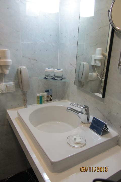 Waschbecken mit Fön und Toilettenartikeln Hotel Beyaz Saray