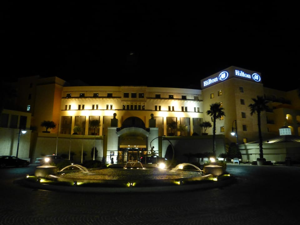 Haupteingang bei Nacht Hilton Malta