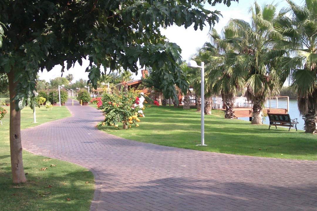 Garten und Wege in der Anlage Gloria Serenity Resort