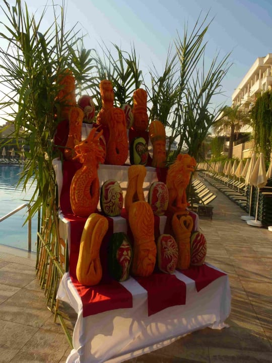 Kunstwerk aus Melonen zum Gale-Dinner Trendy Aspendos Beach Hotel