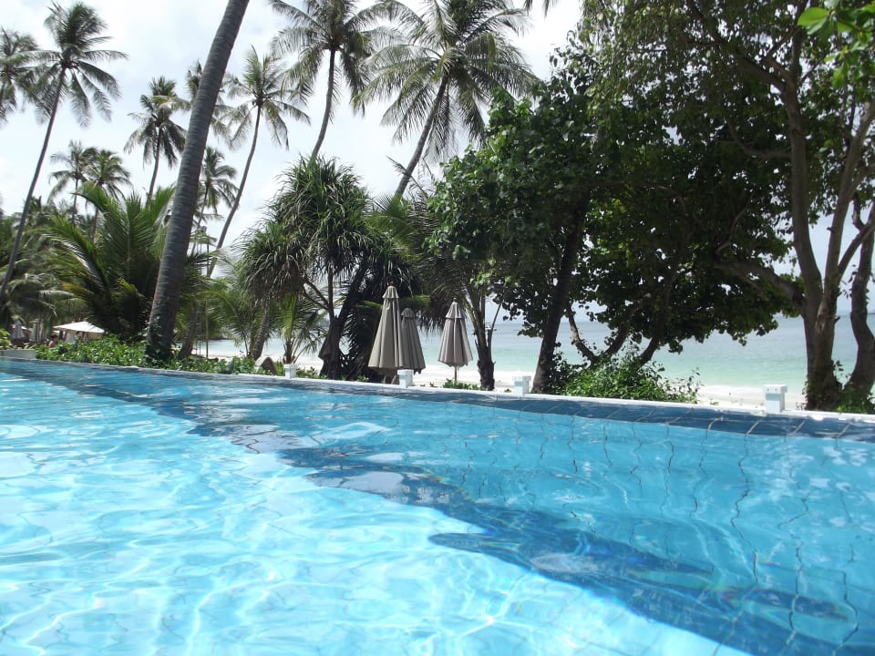 Der Swimming-Pool am Strand Cape Panwa Hotel