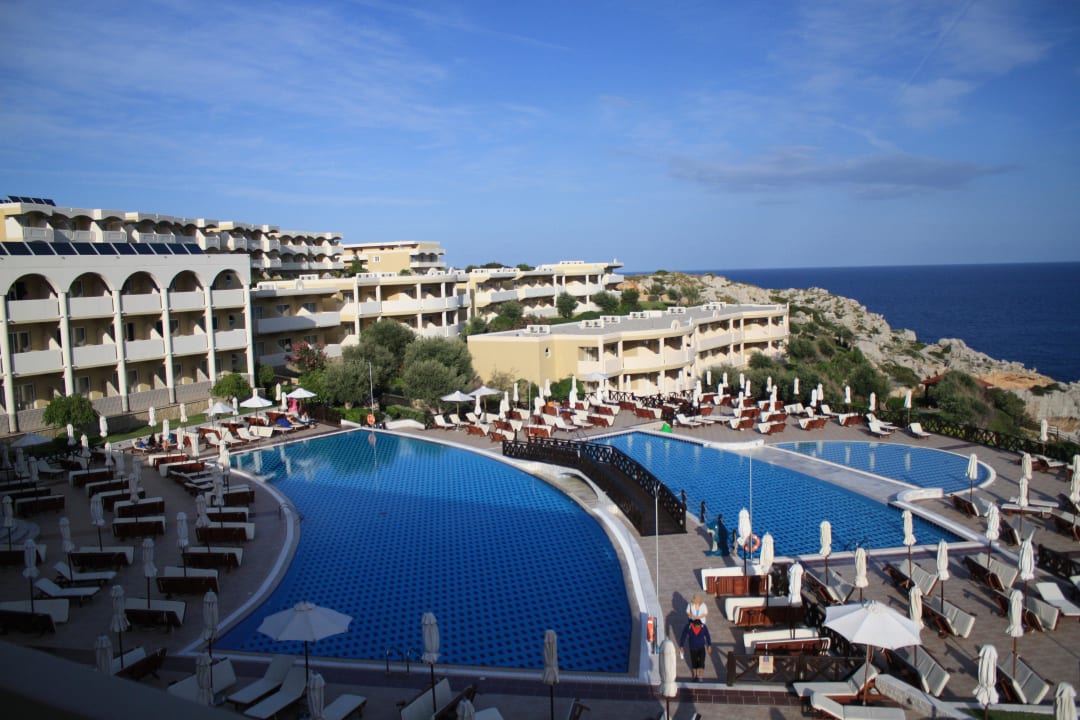 Eine von 3 Poolanlagen Hotel Kalithea Horizon Royal