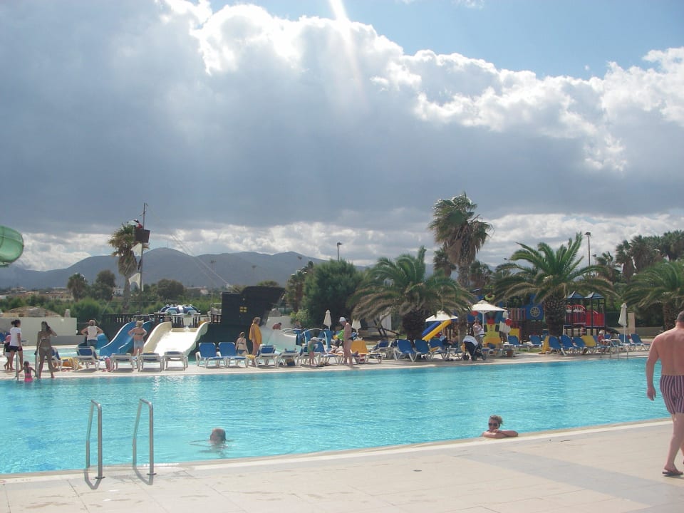 50 Meter Becken, im Hintergrund das Kinderbecken Lyttos Beach Hotel