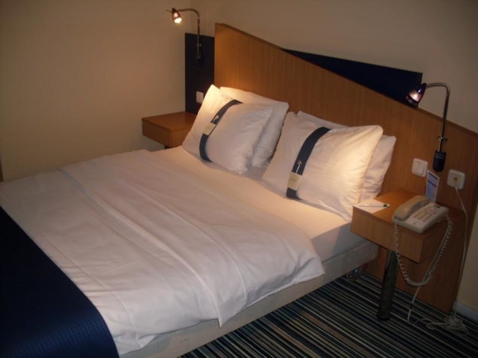 Queen Bett Holiday Inn Express Frankfurt - Airport