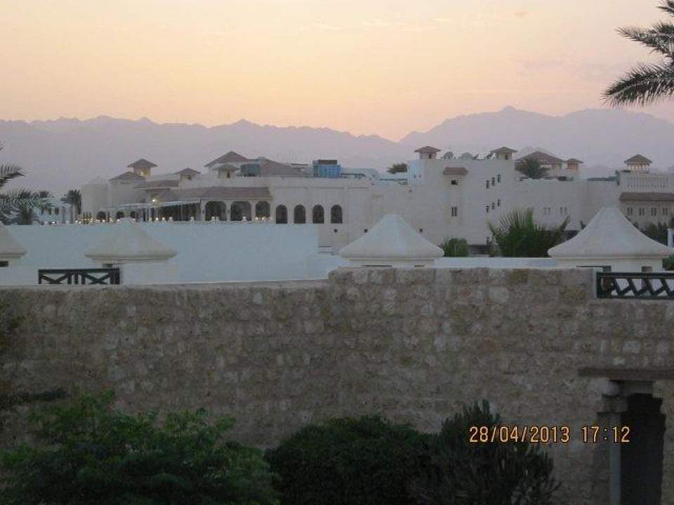 Nachbarhotel und Berge im Sonnenuntergang Sharm Plaza