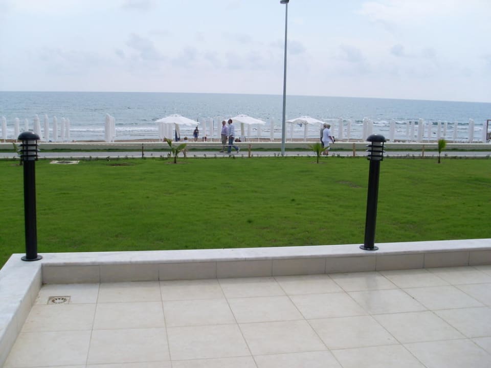 Blick von der Terrasse auf den Strand Hotel Sirma