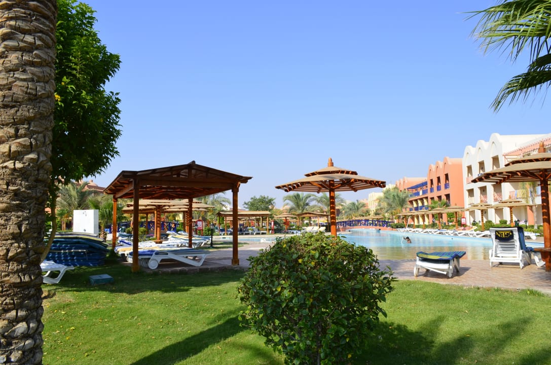 Widok na basen i pokoje hotelowe Titanic Beach Spa & Aqua Park