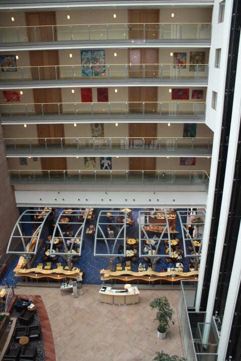 Blick von der 4.Etage in den Frühstücksbereich Hilton Frankfurt City Centre