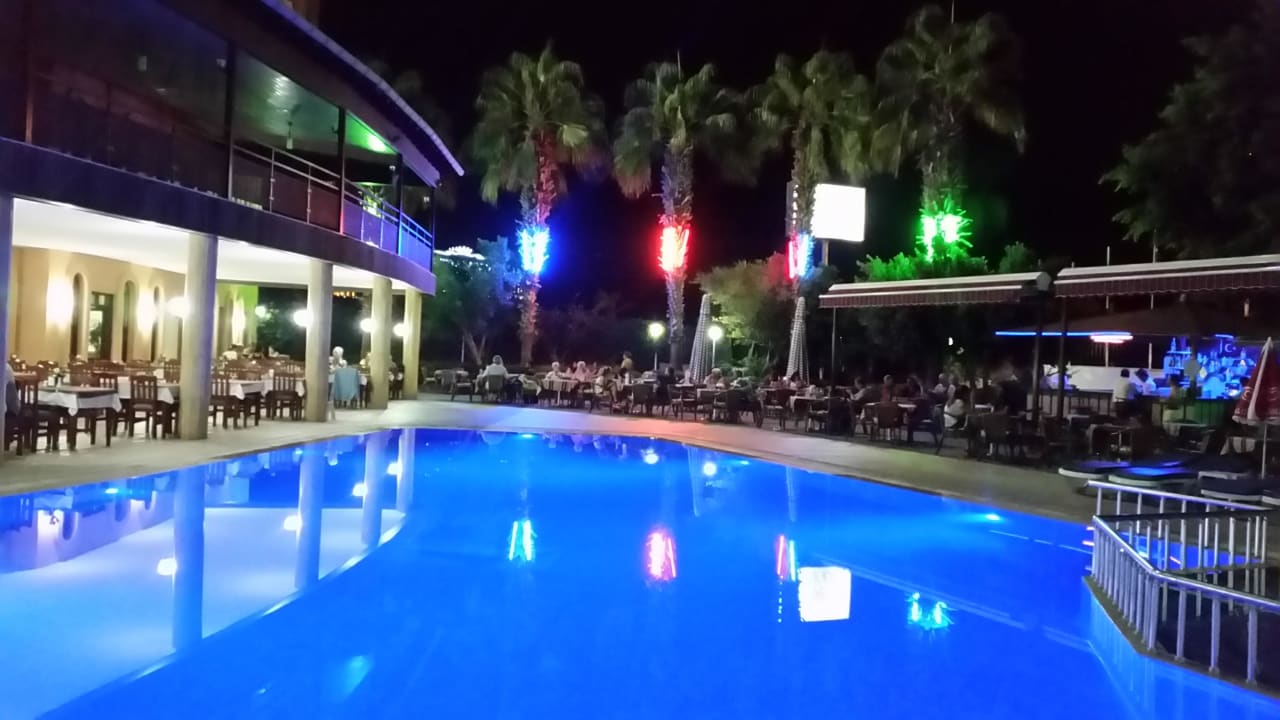 Pool am Abend  Doris Aytur Hotel