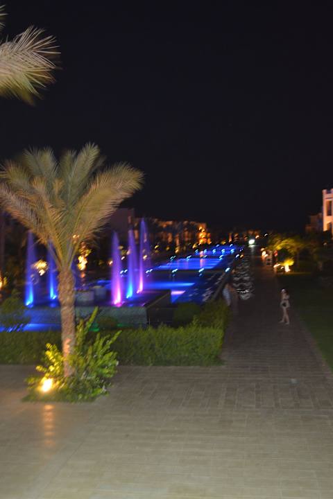 Basen nocą JAZ Aquamarine Resort