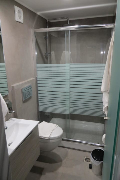 Badezimmer mit Dusche Hotel Odyssia Beach