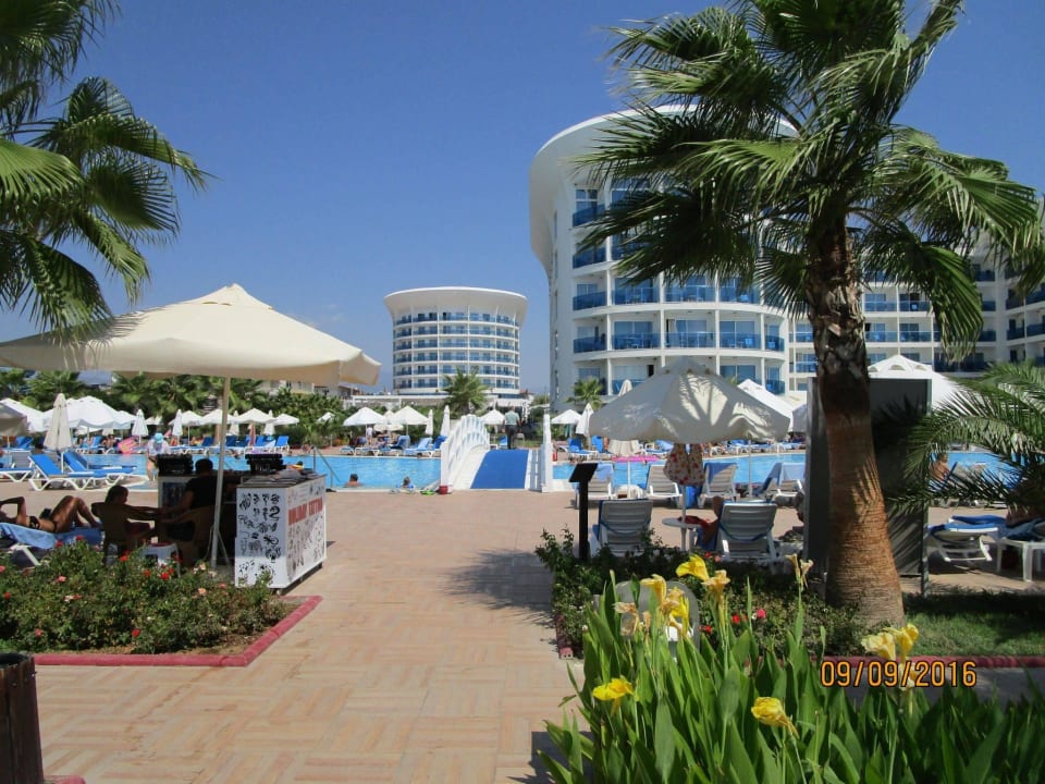 Blick über Poolanlage und Hotel Sultan of Dreams Hotel & Spa