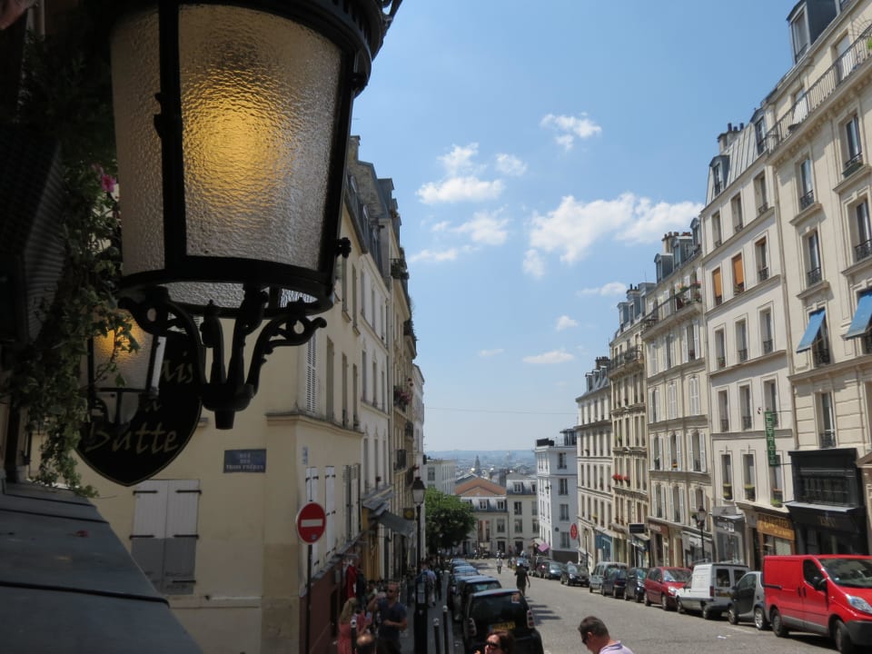Straße direkt am Hotel TimHotel Montmartre