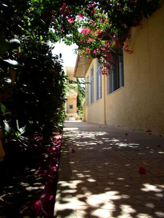 Phaedra Beach: Durchgang zwischen Haupthaus und Bungalows allsun Hotel Carolina Mare