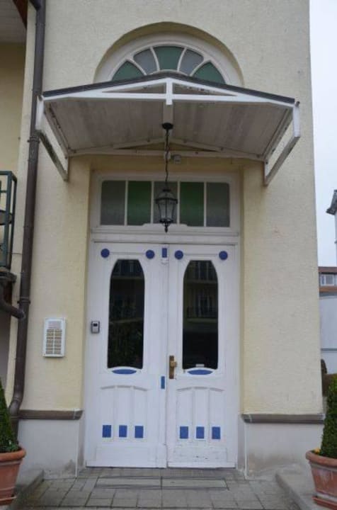 Haupteingang außen Apartmenthaus Villa Norden