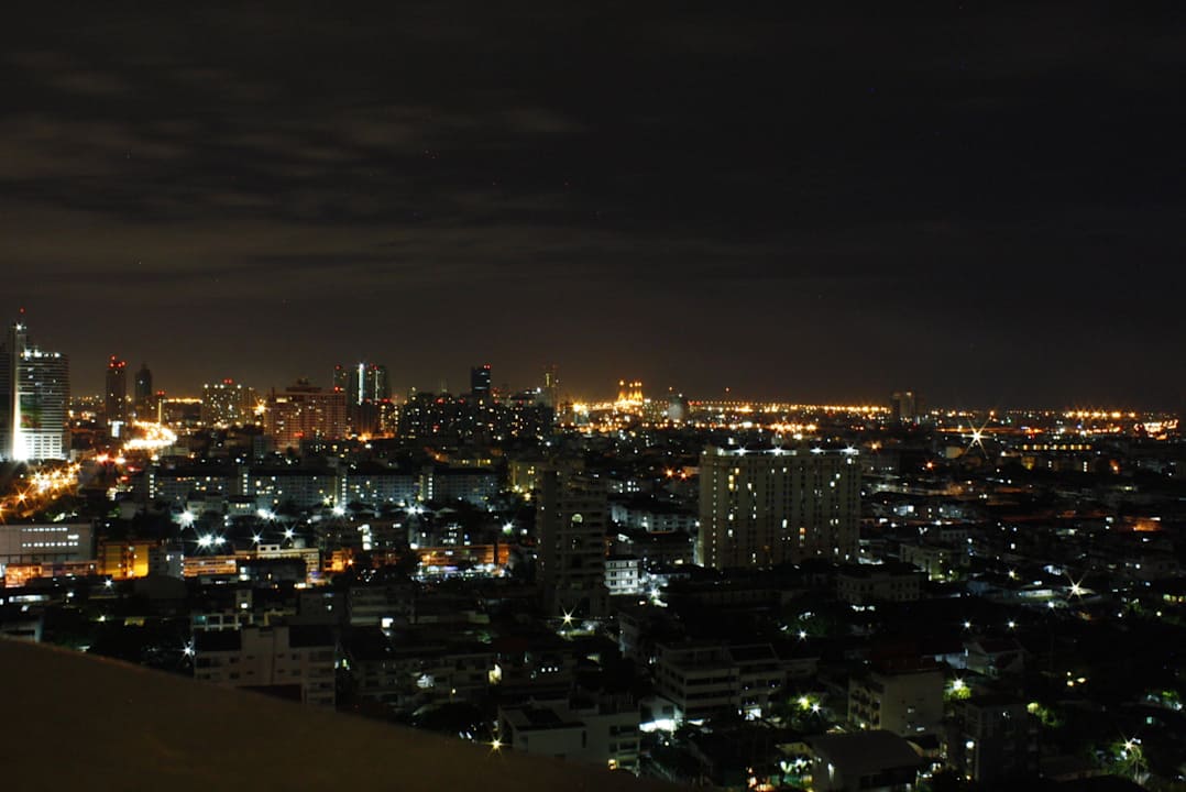 Ausblick bei Nacht JC Kevin Sathorn Bangkok Hotel