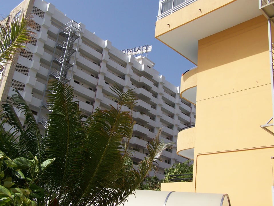 Nachbarhotel versperrt Blick aufs Meer. allsun Hotel Lucana