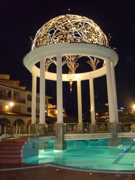 Poolanlage bei Nacht Helena Sands