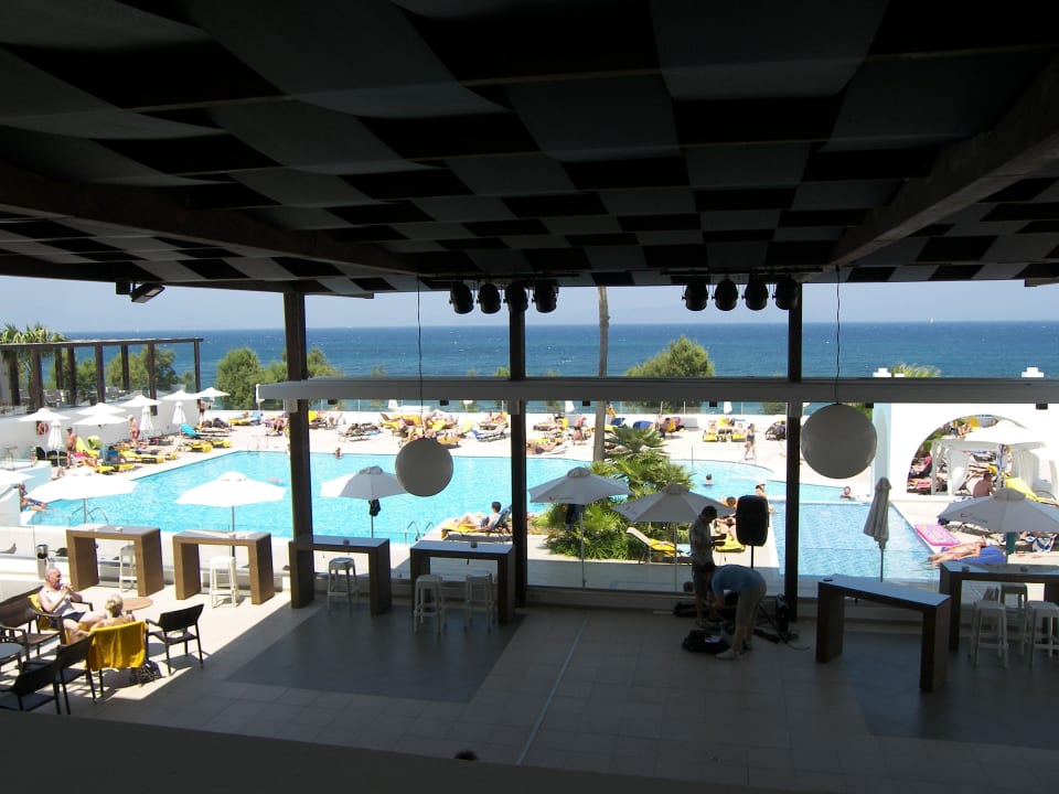 Ausblick auf Pool und Sitzgelegenheiten TUI BLUE Oceanis Beach and Spa Resort