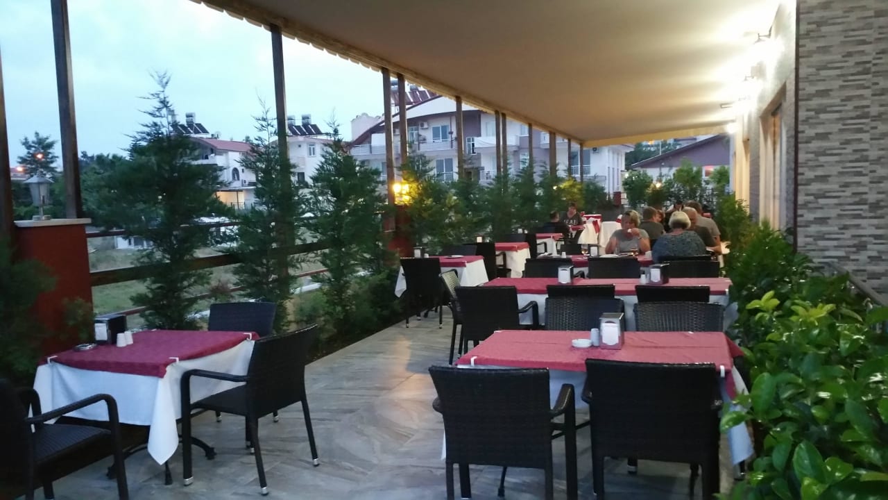 Außenbereich des Restaurants  Side West Park Hotel