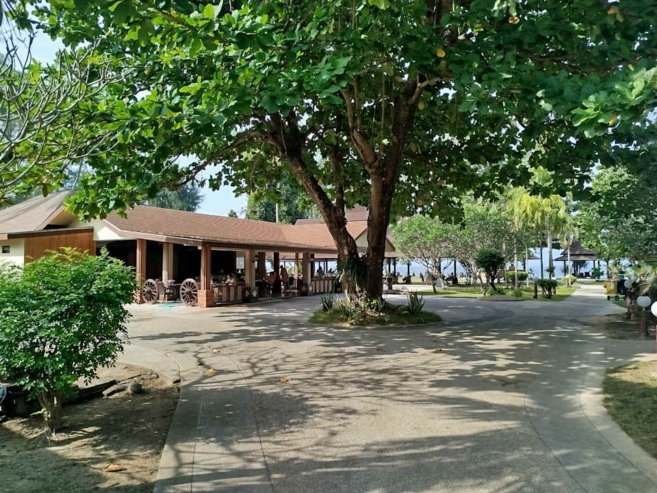 Gartenanlage Hotel and Beach Bungalow at Lanta Resort