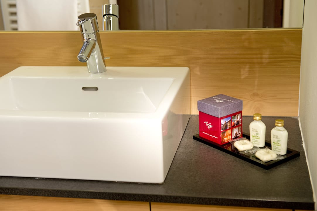 Moderne, geschmackvolle Badezimmer Hotel Tirolerhof