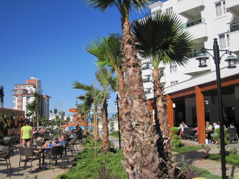 Hier sieht man den Außenbereich Wyndham Garden Lara