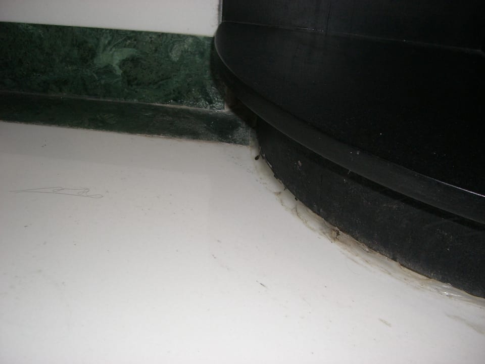 Schimmelfugen Silikon unterm Waschtisch / Nirvana  Le Meridien Ile Maurice
