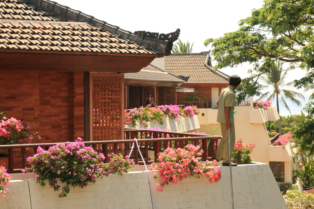 Pflege der Bougainvillas Nusa Dua Beach Hotel & Spa