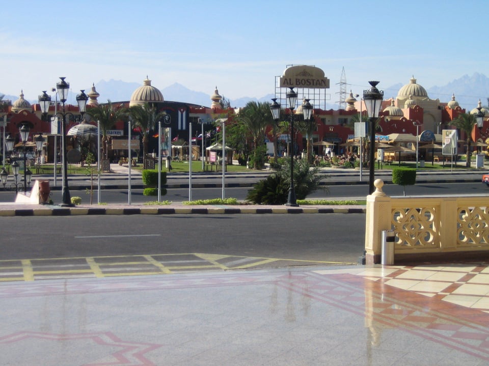 Blick aus dem Hotel auf die Geschäfte Pickalbatros Dana Beach Resort - Hurghada
