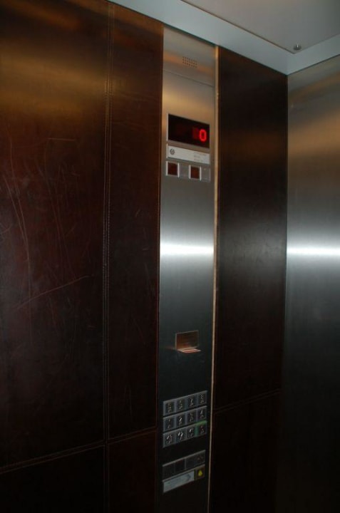 Leder im Fahrstuhl-Inneren Scandic Hotel Anglais