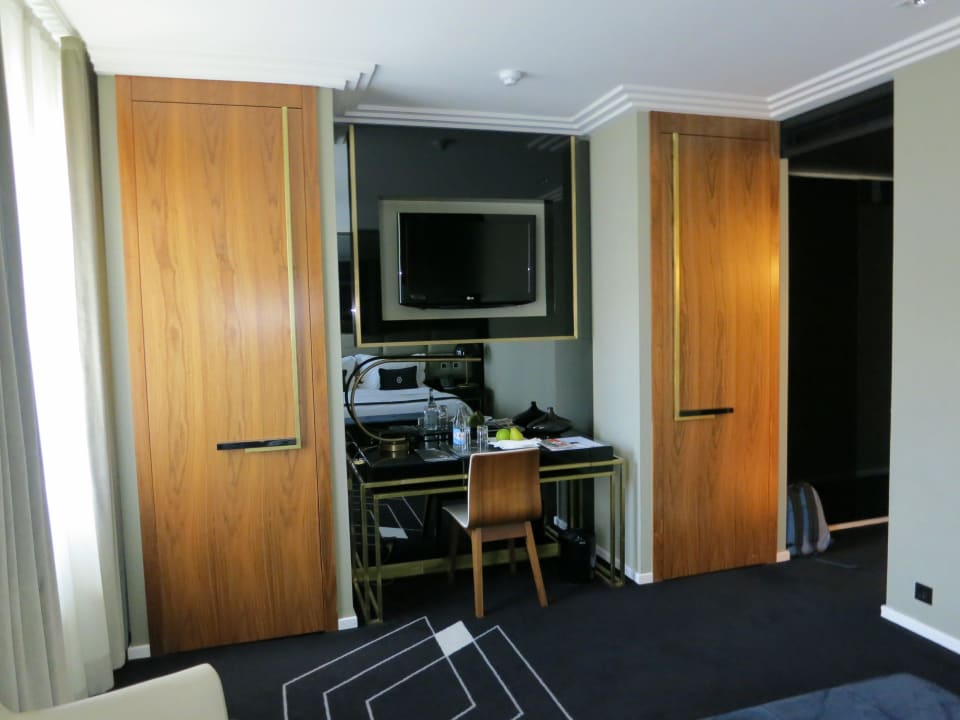 Arbeitsplatz mit Fernseher Hotel Altis Avenida