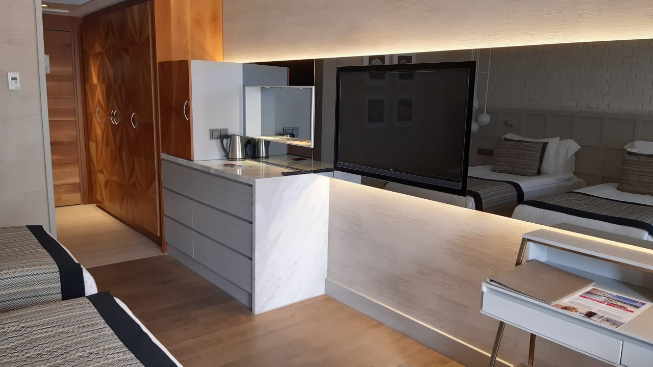 Zimmer Acanthus Cennet Barut Collection