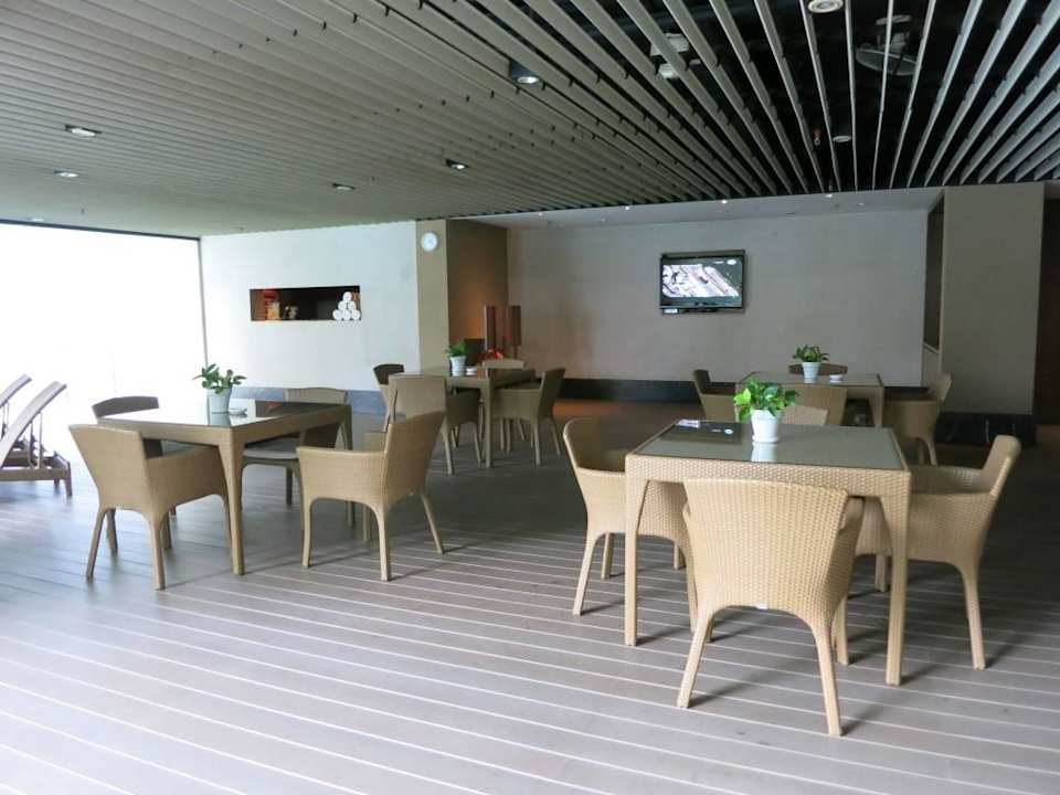 Sitzecke beim Pool Hotel Gtower