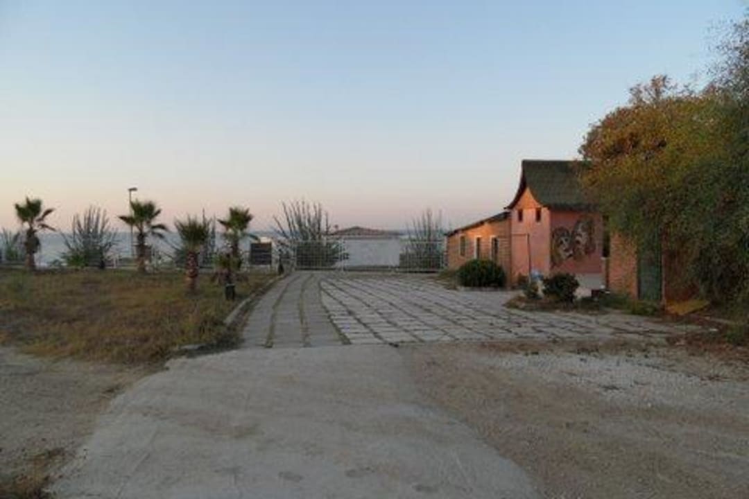 Kurz vor dem Strand rechts das Amphitheater Hotel Süral Garden